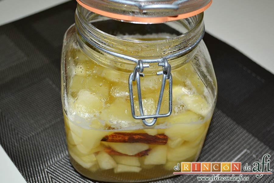 Dados de pera a la canela con su almíbar, servir templadas o frías tras conservarlas