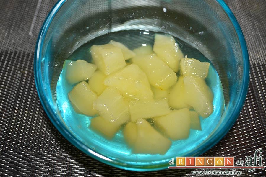 Dados de pera a la canela con su almíbar, sugerencia de presentación