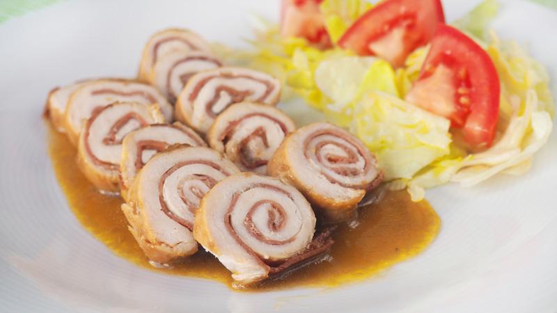 rollitos de pollo con jamon en salsa