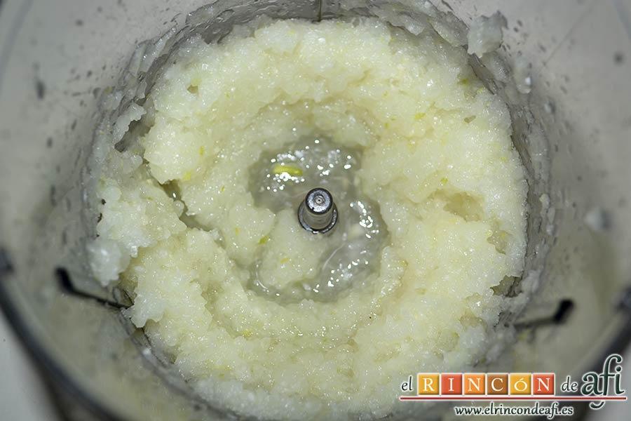 Espaguetis con salchichas y aceitunas, triturar la cebolla y el ajo