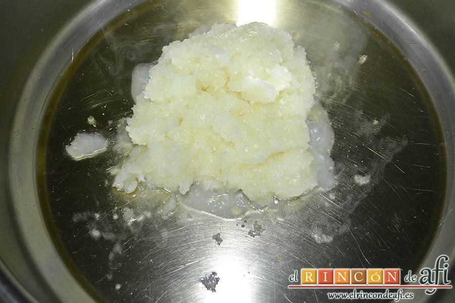 Espaguetis con salchichas y aceitunas, sofreír en un caldero con un fondo de aceite de oliva