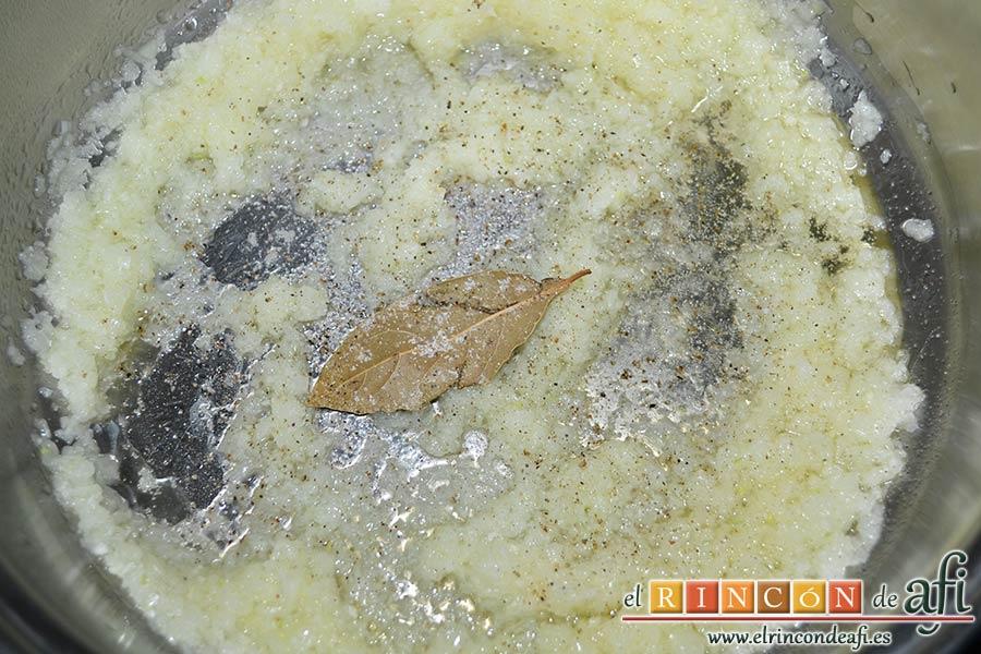 Espaguetis con salchichas y aceitunas, añadir el laurel y salpimentar