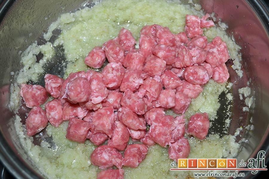 Espaguetis con salchichas y aceitunas, cuando la cebolla cambie de color añadir las salchichas troceadas