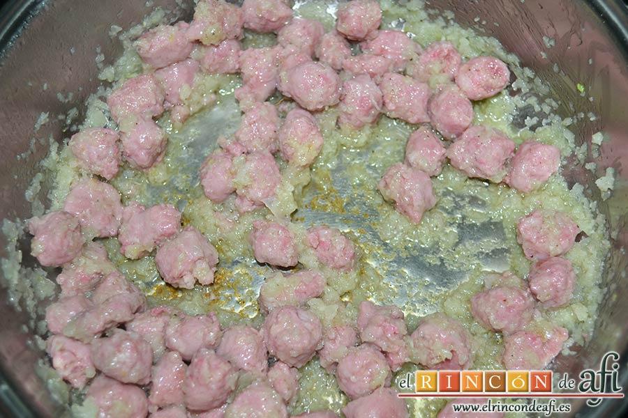 Espaguetis con salchichas y aceitunas, dejar que sofrían durante 5 minutos