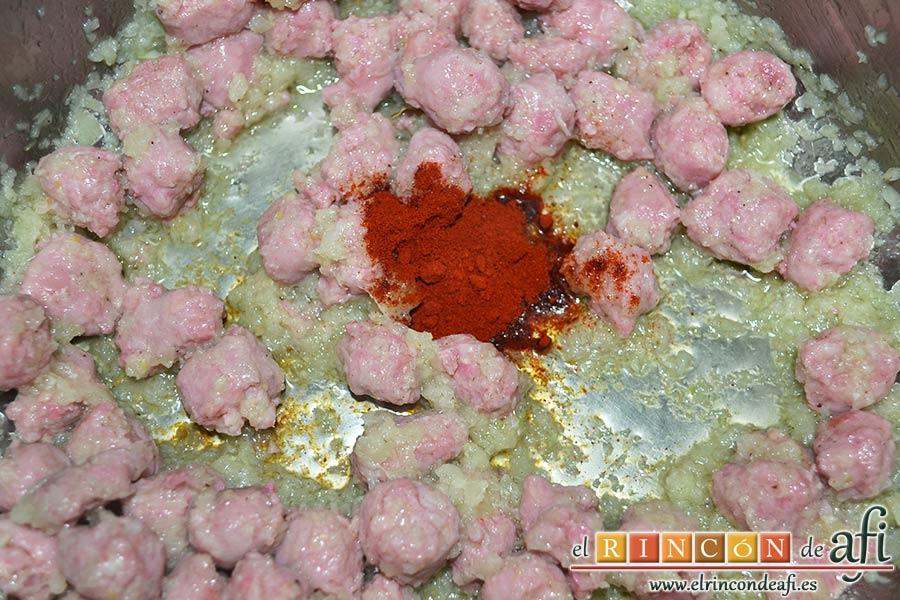 Espaguetis con salchichas y aceitunas, añadir el pimentón dulce