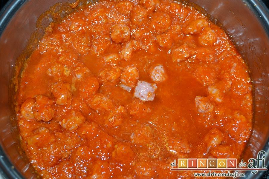 Espaguetis con salchichas y aceitunas, añadir el vino blanco