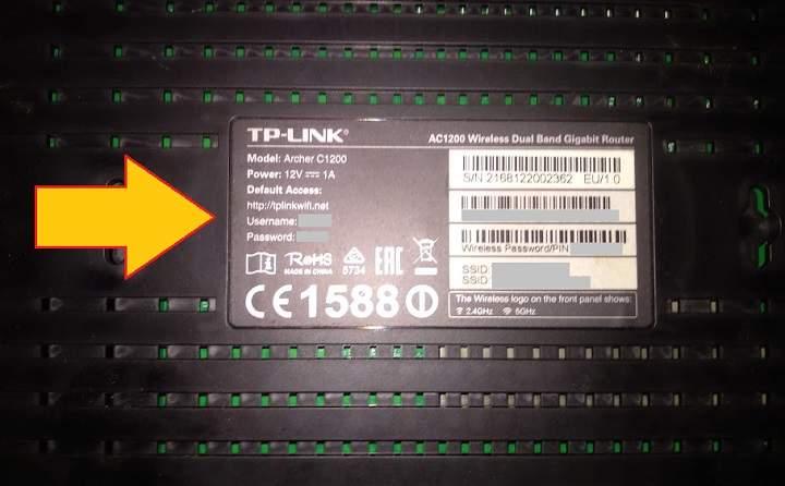 pegatina con el usuario y contraseña por defecto del router