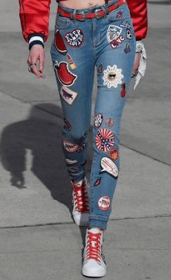 jeans con parches decorativos