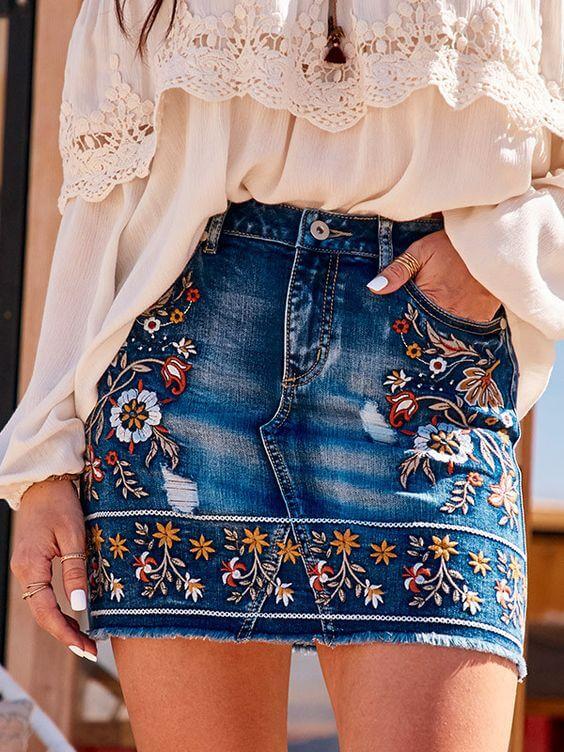 Falda con parches bordados de flores
