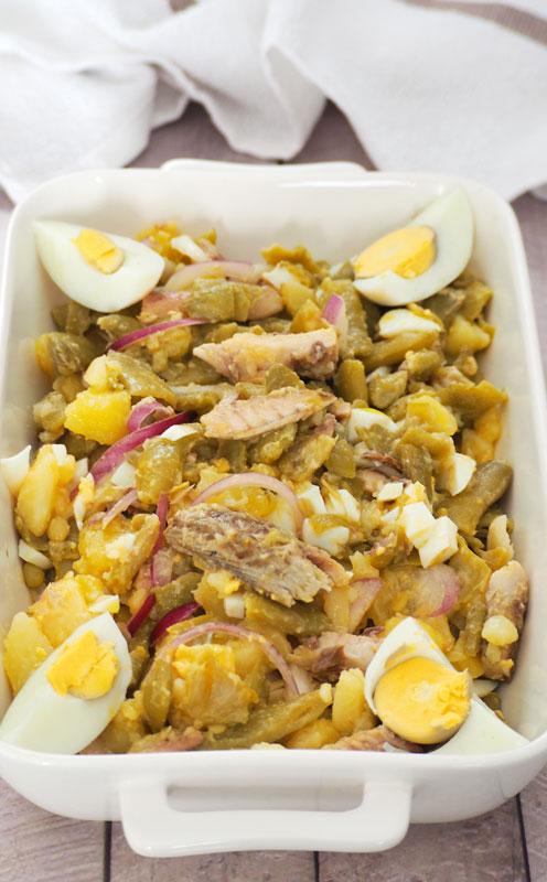 ensalada de verduras con judias verdes y caballa en conserva