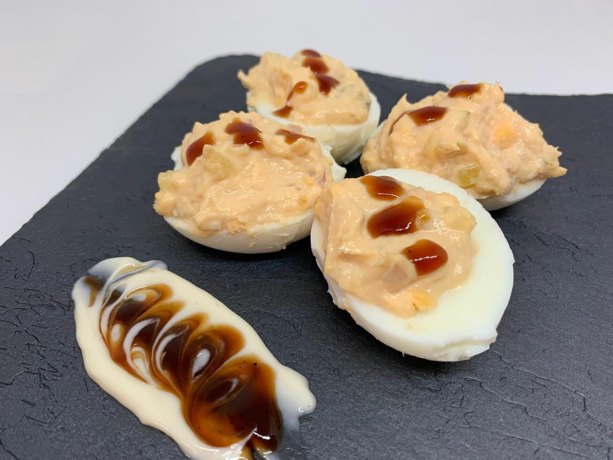 Huevos rellenos de atún