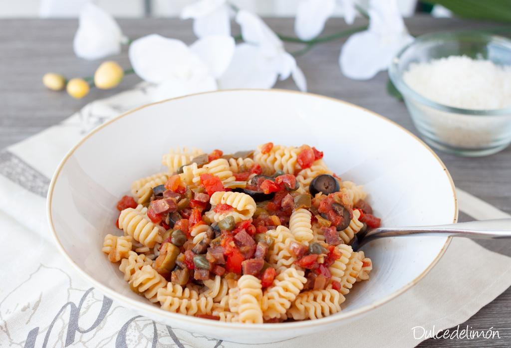 Pasta con Tomate, Olivas y Salchichón
