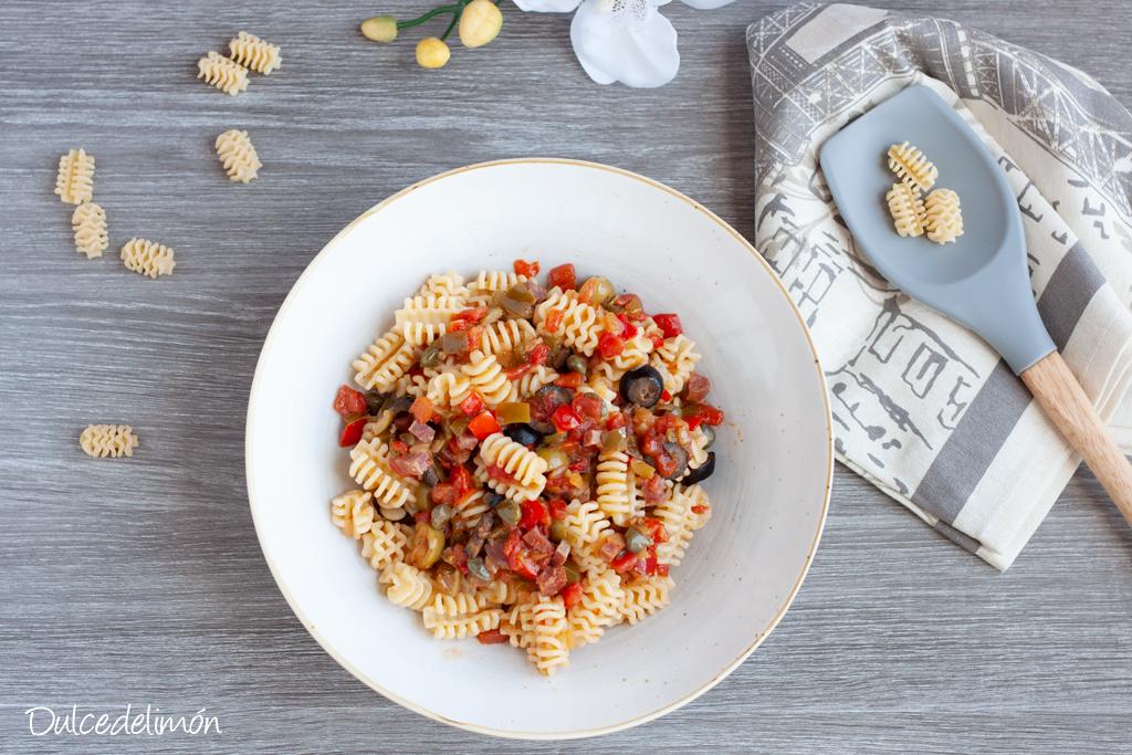 Pasta con Tomate, Olivas y Salchichón