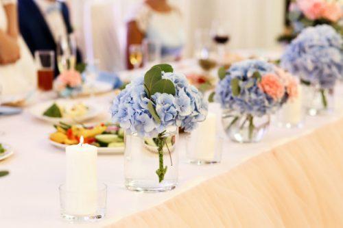 tiernos-ramos-hortensias-azules-copas-mesa_8353-627