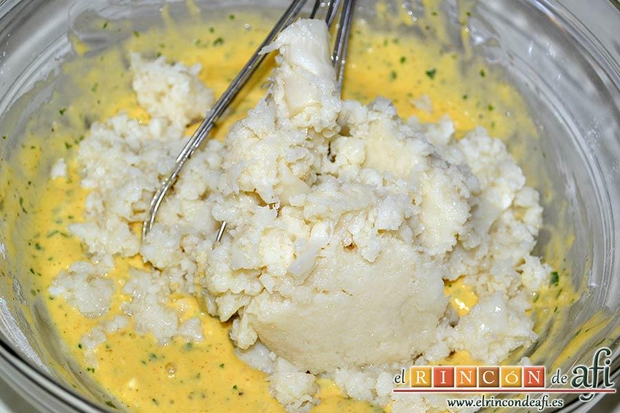 Tortitas de coliflor, agregar la coliflor triturada