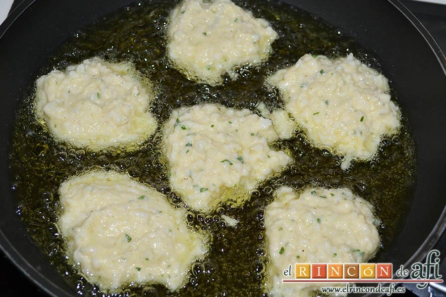 Tortitas de coliflor, freír porciones en abundante aceite caliente