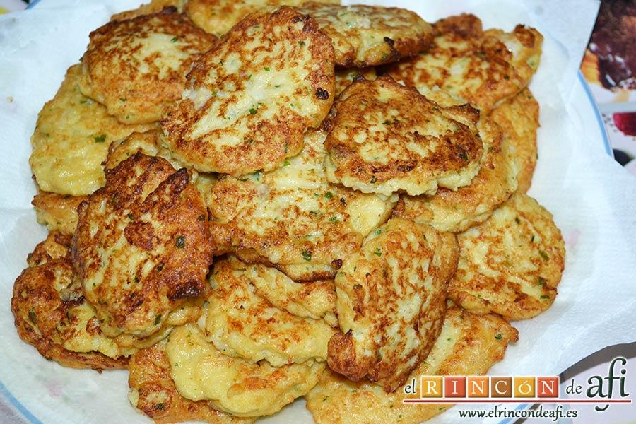 Tortitas de coliflor, ponerlas sobre papel absorbente