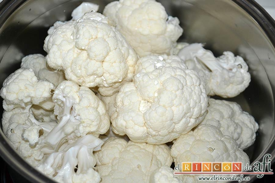 Tortitas de coliflor, trocearla y ponerla a sancochar con agua y sal gorda