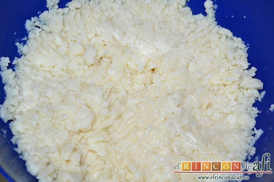 Tortitas de coliflor, triturarla con un tenedor