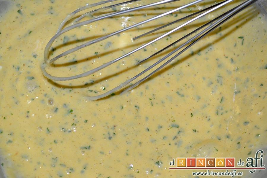 Tortitas de coliflor, incorporarla con varillas manuales