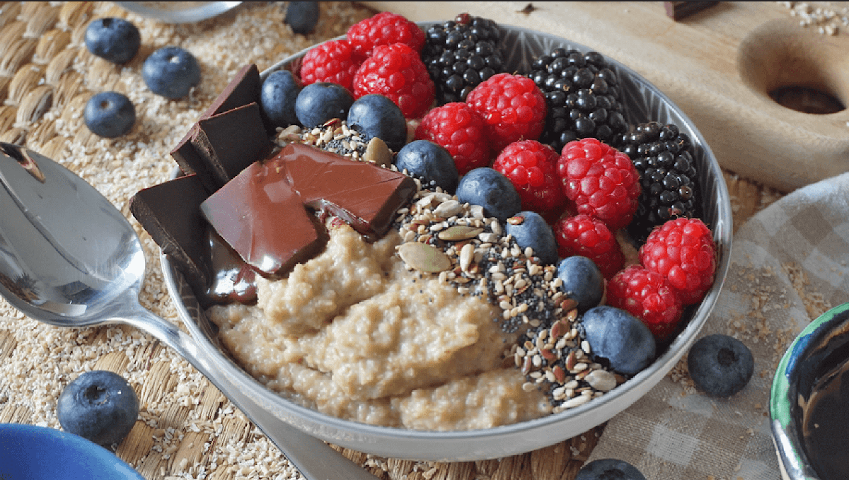 Porridge de avena con frutos rojos