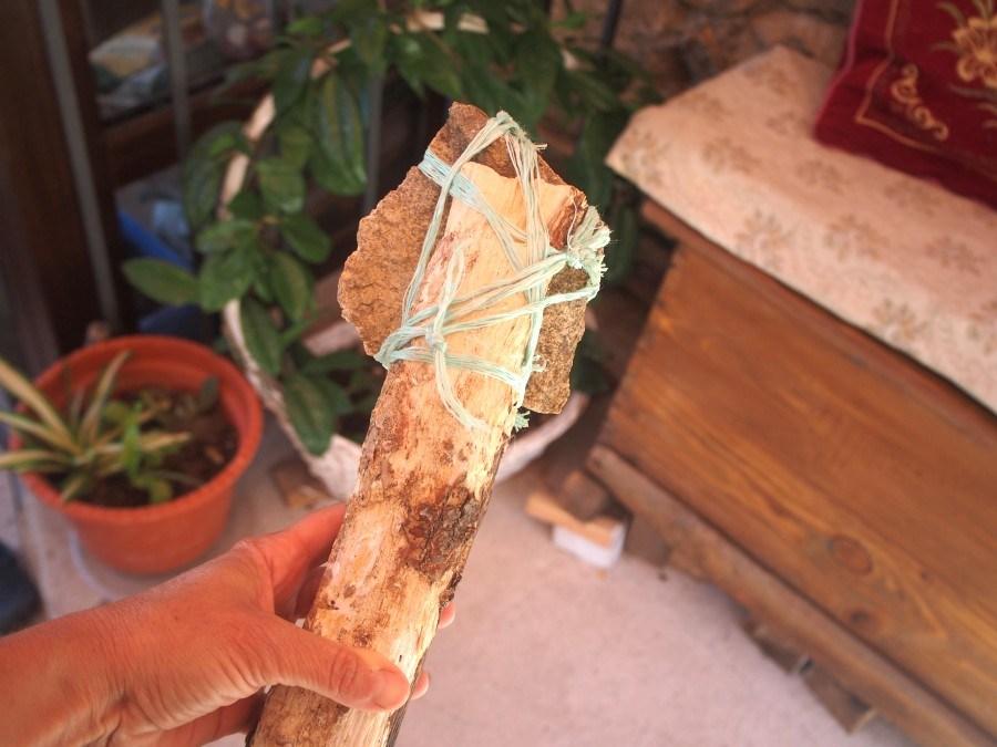 Hacha de palo y piedra hecha por nosotros con cuerda