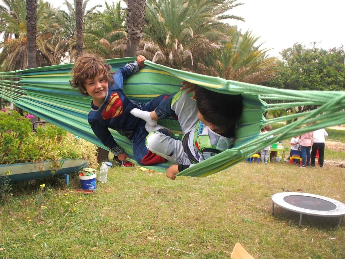 Niños columpiandose fuerte en una hamaca