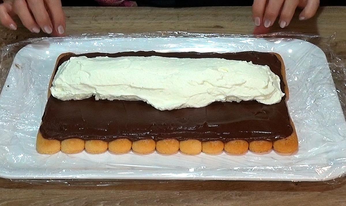 Colocamos una montañita de nata montada (crema de leche) en el centro de los bizcochos (Fig-3)