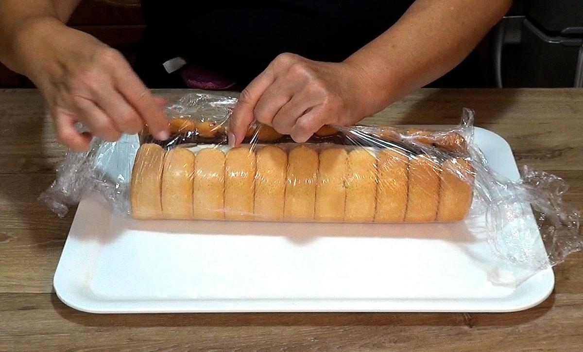 Con la ayuda del papel film que tenemos en la base de los bizcochos formamos el brazo de gitano llevando hasta el centro los dos extremos Fig- 4