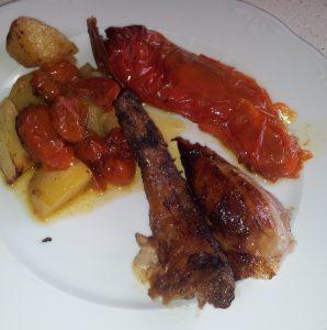 cordero asado con pimiento y patatas