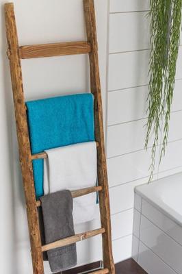 Toallero escalera de madera para baño