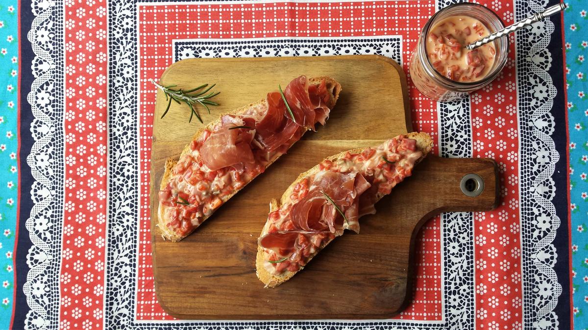 Tosta de pimientos del piquillo e ibérico