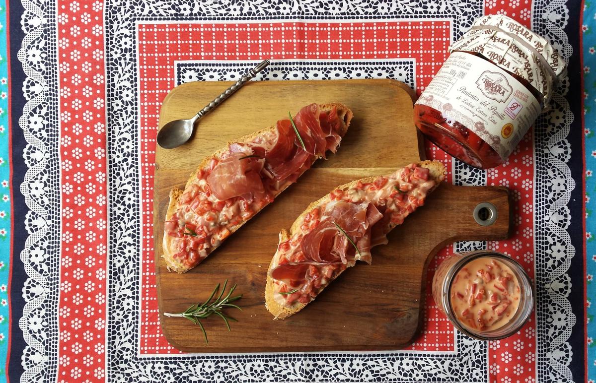 Vista de tostada de pimientos e ibérico