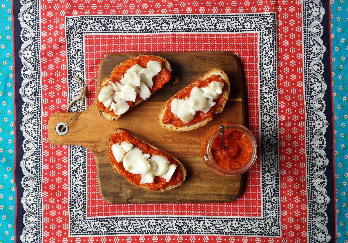 Tostas de bacalao y salsa de pimiento del piquillo