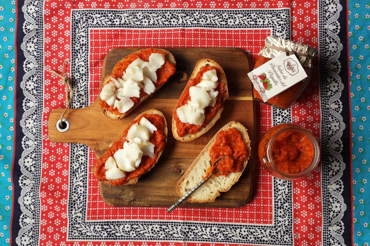 ingredientes de la tosta de bacalao y salsa de piquillo