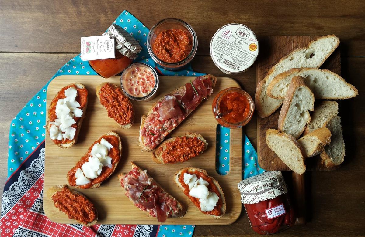 Tabla de presentación de tostas con pimientos del piquillo