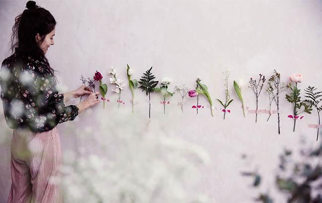 julia-decorando-la-pared-con-flores
