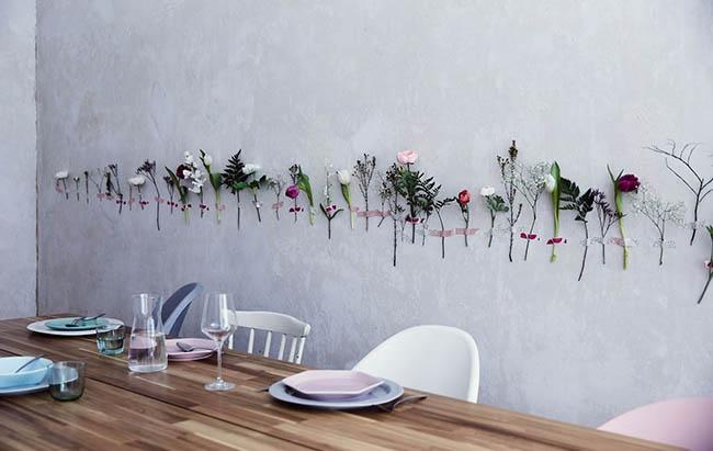 Una-pared-decorada-con-flores