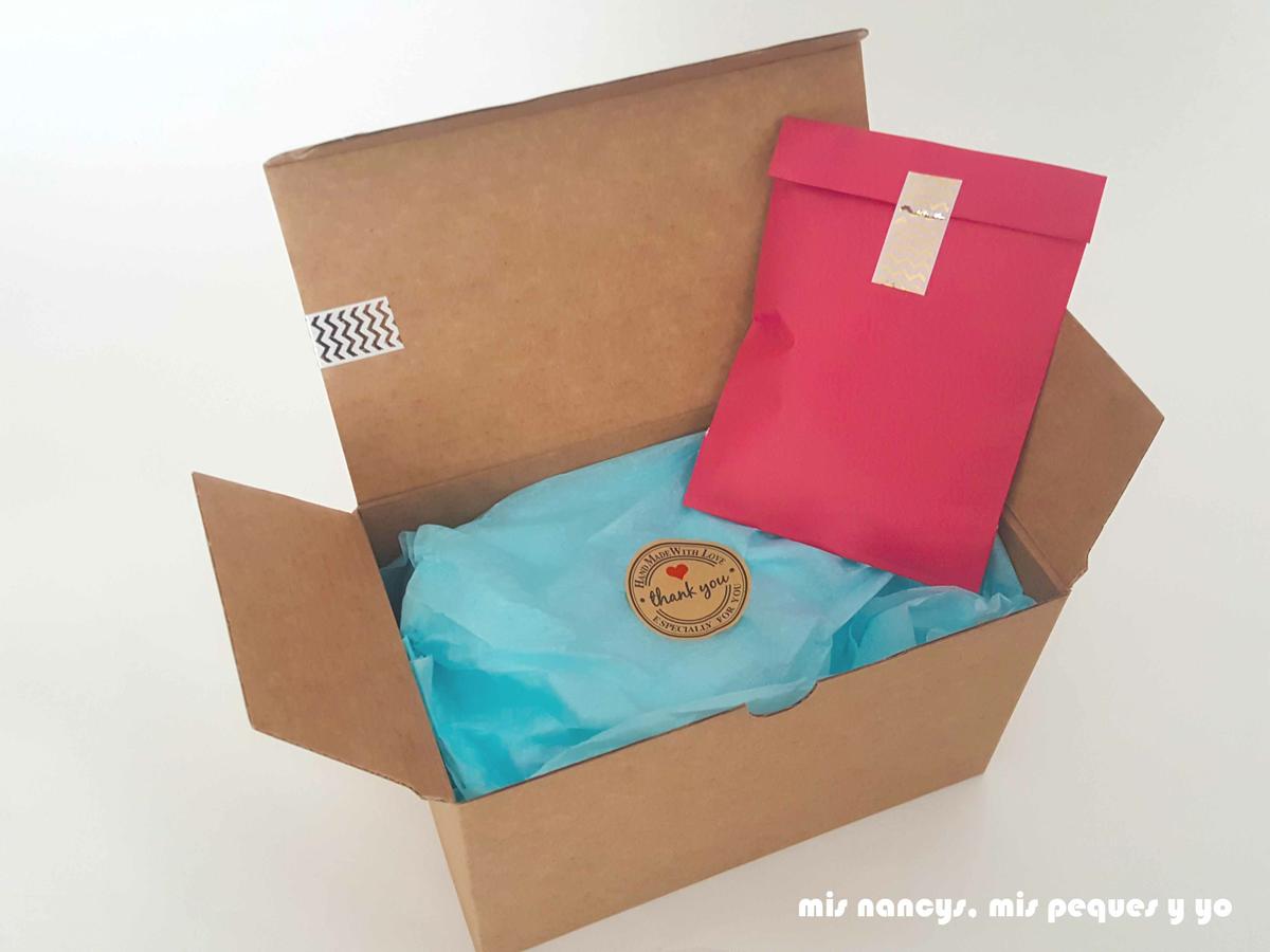 mis nancys, mis peques y yo, corona de cumpleaños de tela, interior packaging con caja