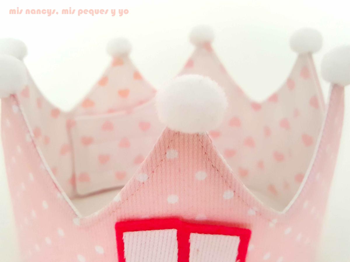 mis nancys, mis peques y yo, corona de cumpleaños de tela, corona con pompones