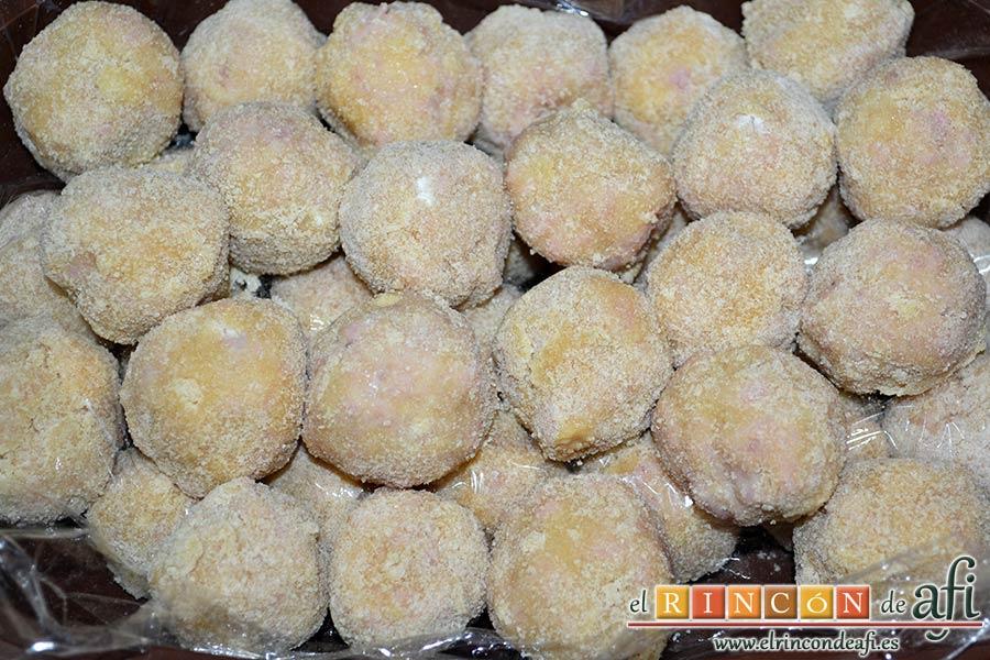 Croquetas de pollo y bacon, formar las croquetas y pasarlas por harina, huevo batido y pan rallado