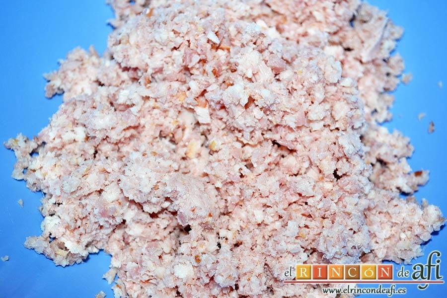 Croquetas de pollo y bacon, ponerlo en un bol