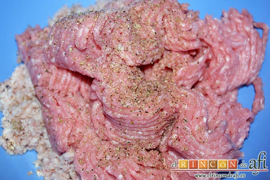 Croquetas de pollo y bacon, añadir la carne de pollo picada y salpimentar