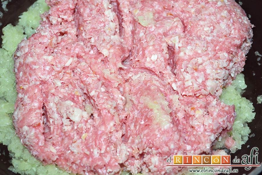 Croquetas de pollo y bacon, cuando empiece a tomar color añadir las carnes