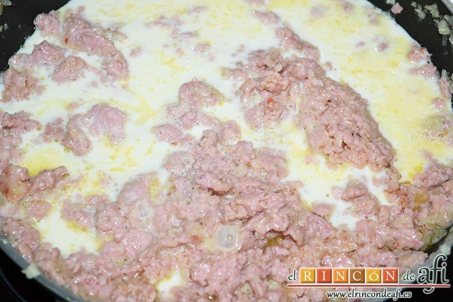 Croquetas de pollo y bacon, añadir poco a poco la leche caliente