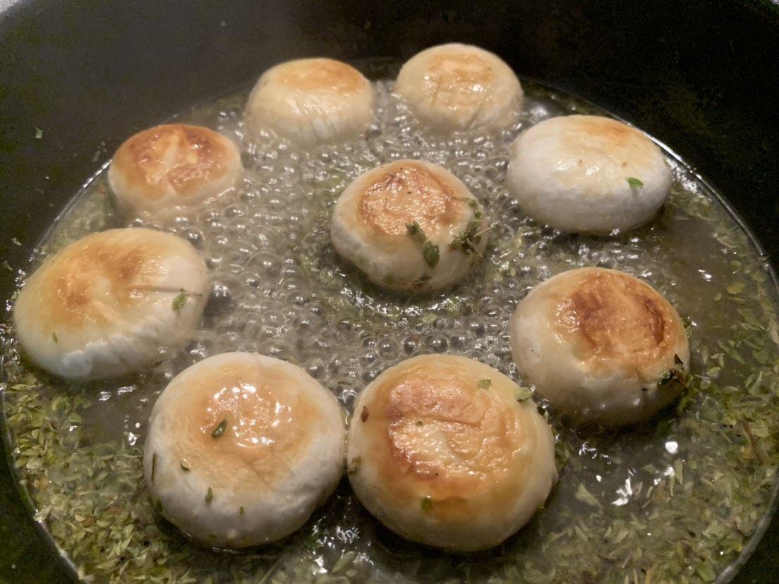 champiñones en la sartén