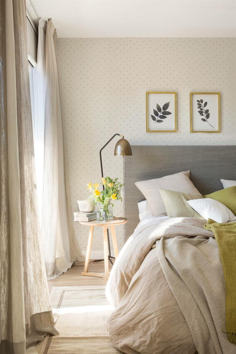 Dormitorio con papel basico en tono crema