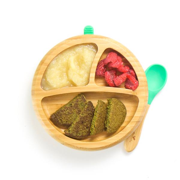 Desayuno para bebés Hamburguesas, puré de manzana y frambuesas cortadas