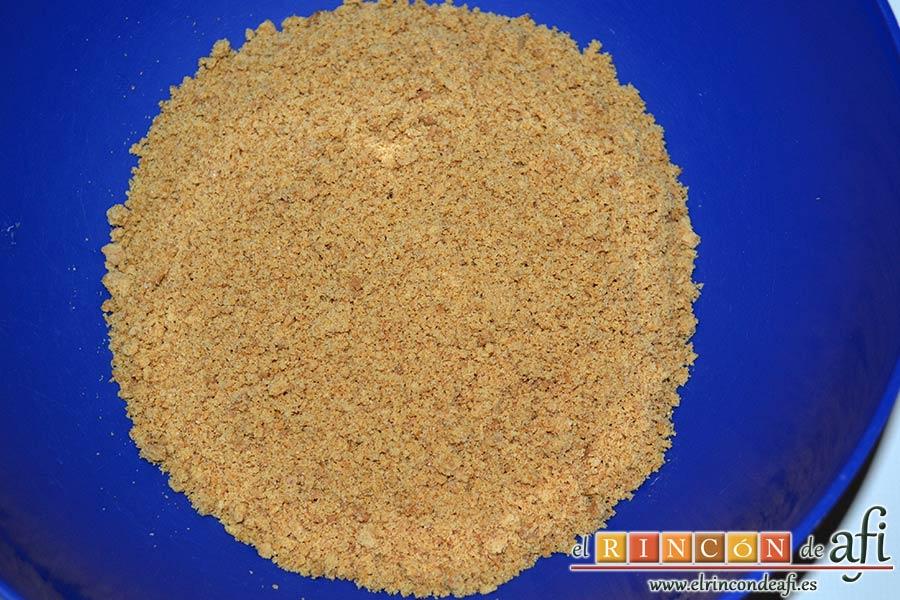 Tarta de mousse de mango con gelée, preparar el molde y triturar las galletas para la base