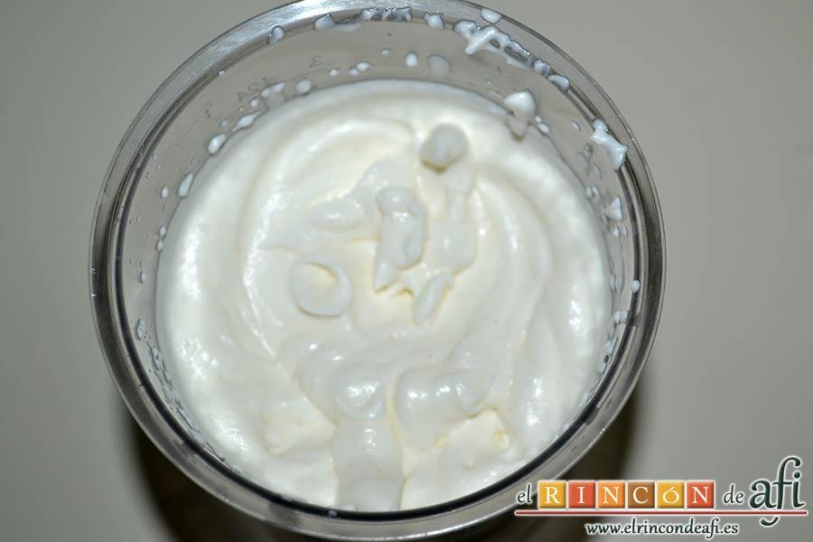 Tarta de mousse de mango con gelée, montar la nata (crema de leche) con dos cucharadas de azúcar